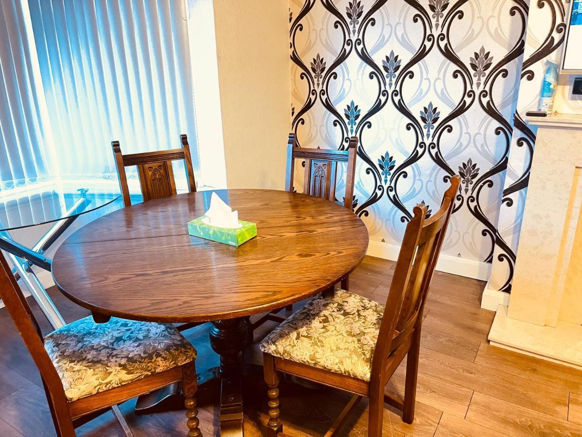 3 Bedroom Holiday House,Close To M6-Express Way To Centre Birmingham Dış mekan fotoğraf