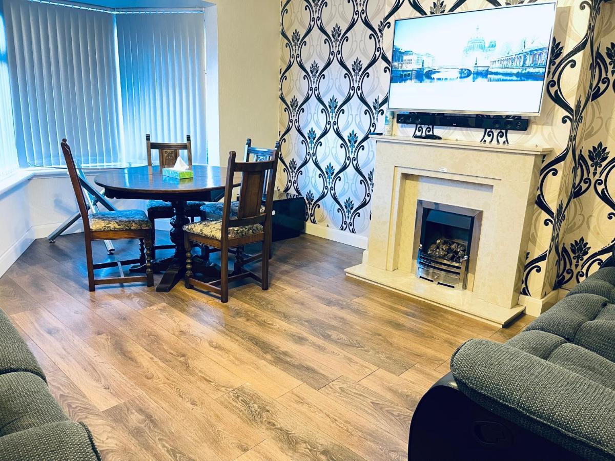 3 Bedroom Holiday House,Close To M6-Express Way To Centre Birmingham Dış mekan fotoğraf